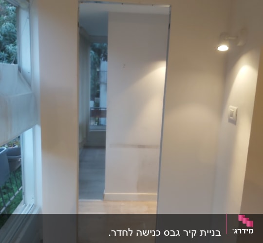 פתח בקיר גבס עם תאורה עליונה